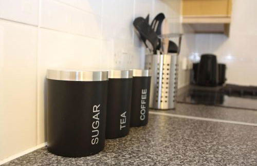 Spacious 2 Bed 2 Bath Apartment & Free Parking - LGW 10min drive - Foto 17