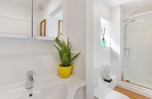 Chic 1BR Teddington Apartment Modern & Bright - Photo 13