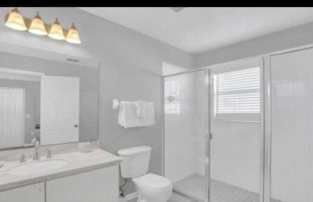 Spacious 3 bedroom pool home with lake view - Foto 22