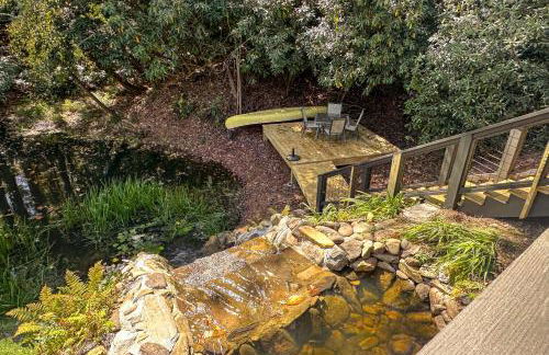 Enchanting Highlands Cottage with Pond and Waterfall - Foto 26