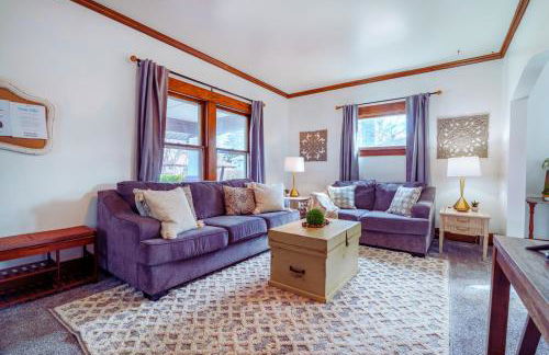 King Bed, Stocked Kitchen, Easy Driveway Parking, 2mi to Downtown & Coliseum - Foto 28