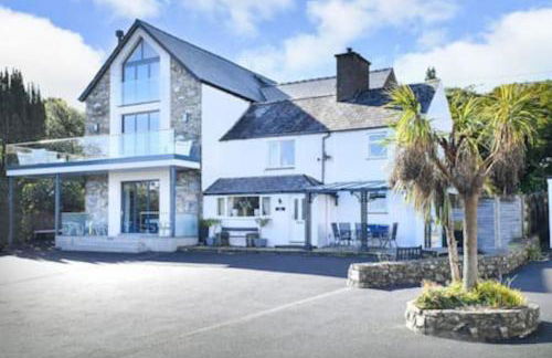 Beautiful cottage a stones throw from the beach. - Photo 1