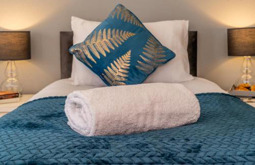 CENTRAL MK- 3Bed, 2 Bath house for LONG TERM CONTRACTOR Stays, free parking for 2 vehicles, DESK & GARDEN space managed by CHIQUE PROPERTIES LTD - Photo 26