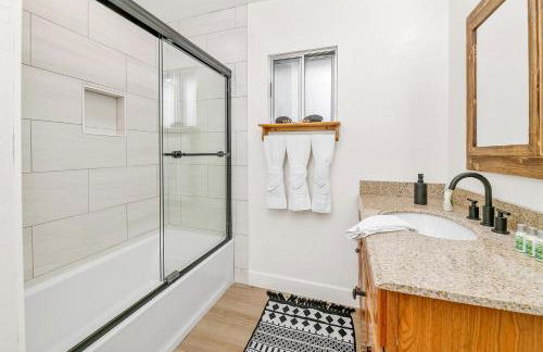 Family Fun Cabin - Mountain home with Game Room, Hot Tub and Lake Views! - Foto 52