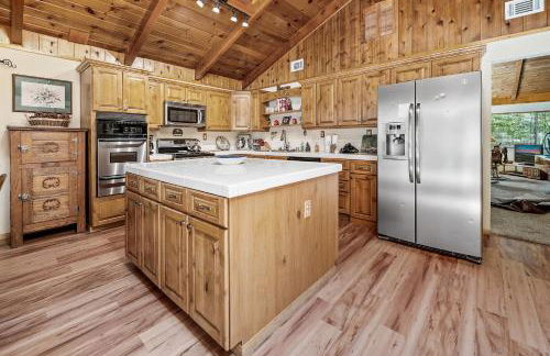 Catalina Retreat -Cozy mountain home in a tree filled neighborhood, plenty of games and a hot tub! - Foto 18