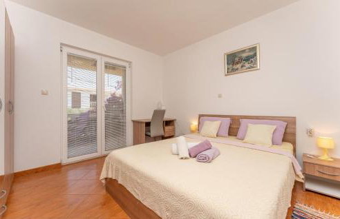 3 Bedroom Cozy Apartment In Ugrinic - Foto 5