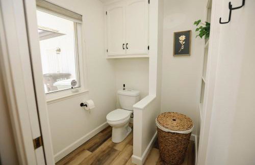 Riverfront Beauty with Pickle Ball Court - Foto 36