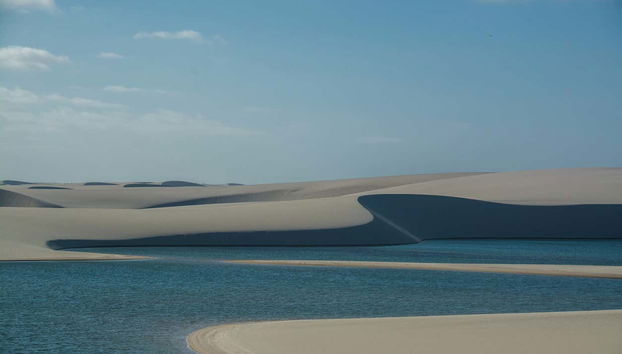 Dunas y aguas cristalinas en la Lagoa das Emendadas