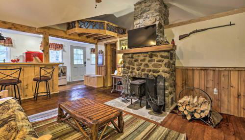 Cabin with Trails and Creek! 23 Mi to Camelback Slopes - Foto 5