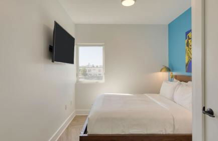 Dual Bachelor Pads w/ Rooftop Lounge & Games Sleeps 26 5 Min to Broadway - Foto 51