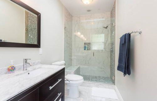 Lake Balboa Modern 4 Bedroom 3 Bath Glam Charmer - Foto 25