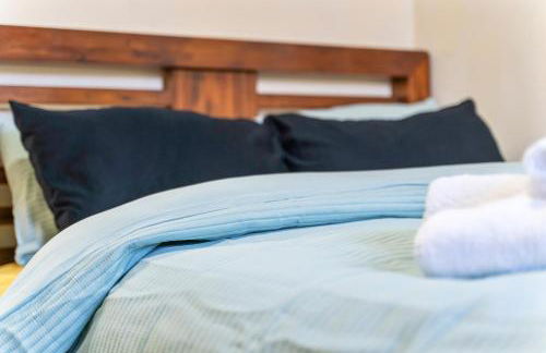 Balmoral Court -Sleeps 6 - Free Parking with Workspace - Balcony & High-Speed WiFi - Foto 14