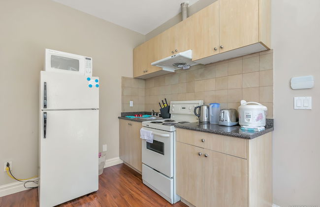 Bright 2 BR Private Suite by Elevate Rooms - Photo 10