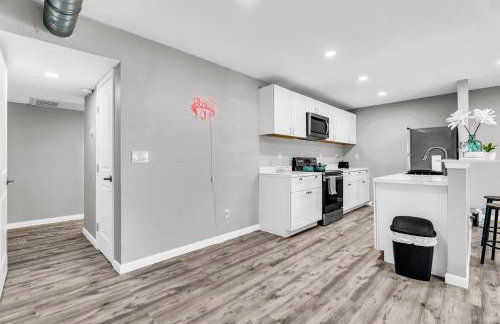 Welcoming 2BR Apartment Near Campus and Shops - Foto 7