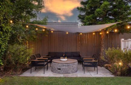 Luxe Backyard Oasis w/ Hot Tub Chic Design South Park Sanctuary - Foto 4