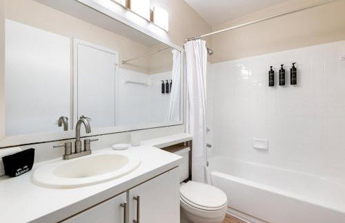 Landing Stunning 2BD Tennis Court Gym - Photo 14