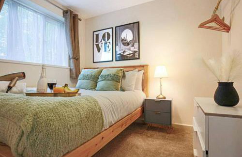 Lowndes House - Close to City Centre - Garden, Free Parking and Smart TV by Yoko Property - Foto 10