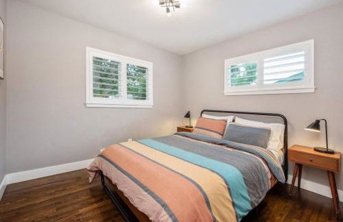 Mid-Mod Marvel Central Game RmWet Bar Patio - Foto 19