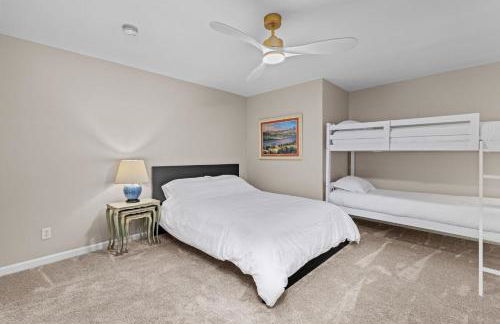 Imperial Porch Haven Cozy Fire Pit Fenced Yard - Foto 54