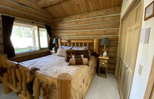 Tranquil Mountain Glamping Retreat: Stunning Log Cabin with a Hot Tub in Darby, MT - Foto 13