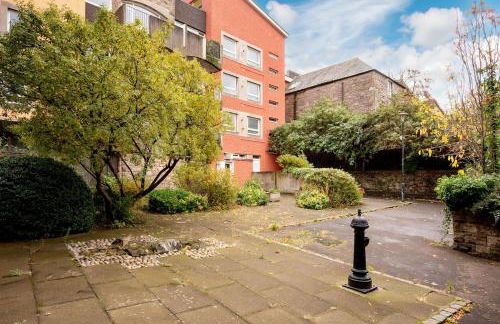 Royal Mile Retreat - Photo 3