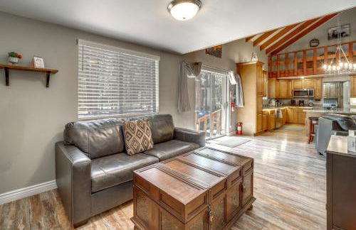 Fire Pit and Grill Spacious Forest Lakes Chalet - Foto 9