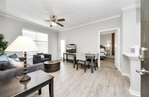 LUX Resort Inspired 2BR Near Houston Pool Gym - Foto 16