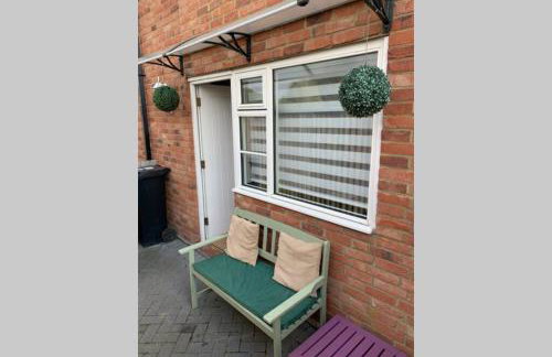 Comfy 2 bed house located at Wareham train station - Photo 8