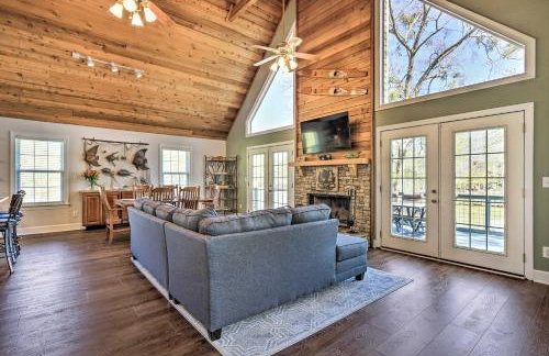 Lakefront Eatonton Home Boat Dock and Fire Pit - Foto 3