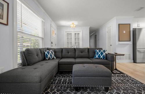 Cozy 4BR King Suite Home by WEC & Downtown! - Foto 27