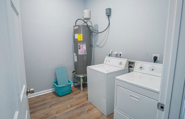 Escape to 4br/3ba Brand New Downtown Home - Foto 21