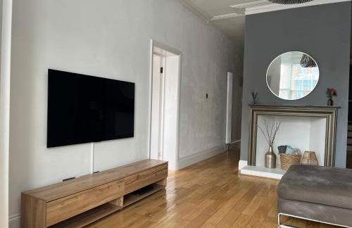 The Clock Tower Apartment - Spacious, Modern, 2 Bedroom Apartment , Southsea with Free parking - sleeps 4 - Photo 17