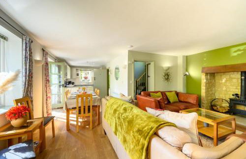 Cosy Cotswold Lodge by Your Home Here - ideal for families, log-burner, spa, private parking, EV Hookup included and heated swimming pools - Foto 5