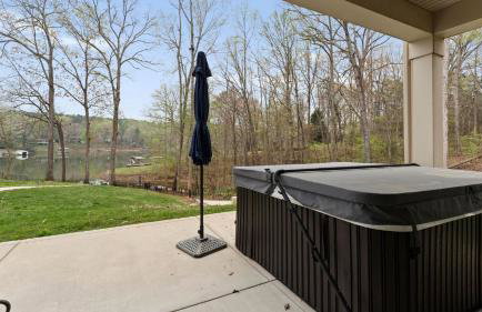 Sleeps 22, Lakefront w/ Private Dock & Pool, 2 Houses Lake Living by Avantstay - Foto 28