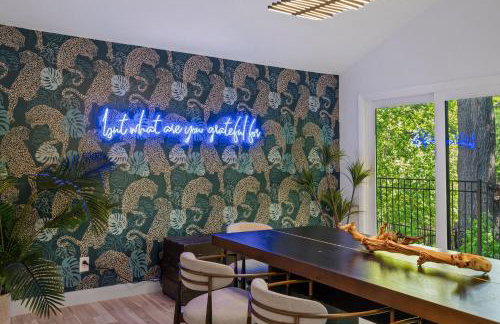 Garland Treehouse Villa: Patio Feasts & Creekside by Vacation Your way - Foto 6