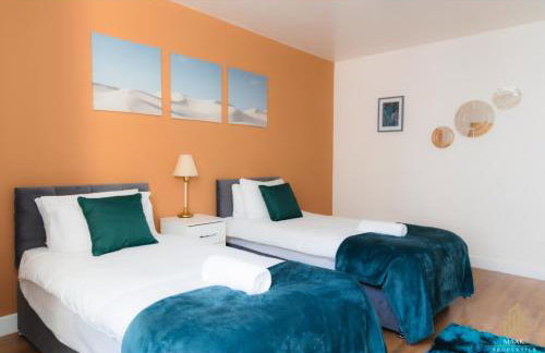 Modern 2BR Apartment - Prime Location Near Beach & Town - Sleeps 5 - Foto 9