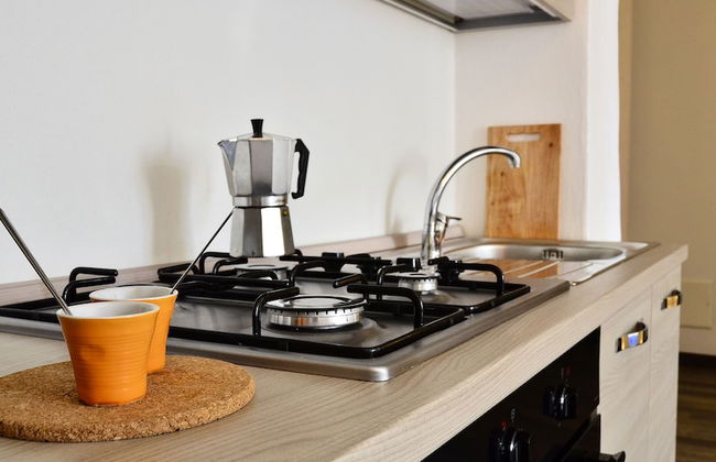 JOIVY Stunning 2-BR Flat w/ Balcony - Photo 12