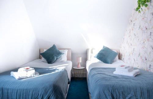 BOHO BEACH HOUSE- SLEEPS 8- 2 MIN DRIVE FROM BOSCOMBE PIER- SUPERFAST WiFi- FLAT SCREEN SMART TV- FREE ON STREET PARKING! - Photo 6