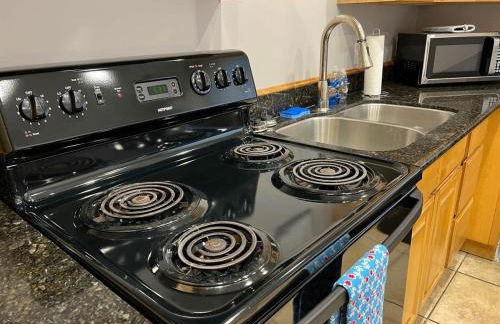 Two bedroom apt with desk washer dryer & pool - Foto 11