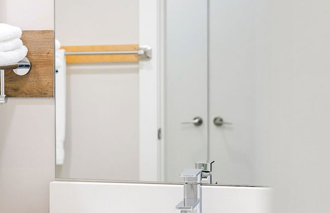 Chic Haven Stylish 3 Bedroom - Photo 48