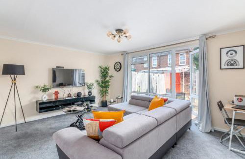 House - Sleeps up to 10 & Free Parking - Foto 9