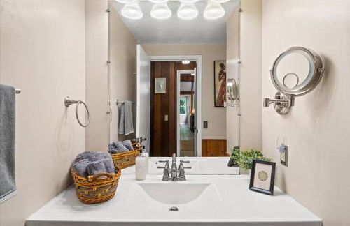 The Gingerbread House - 4 BR chalet, Sunroom, Deck, sleeps 10, modern amenities - Foto 42