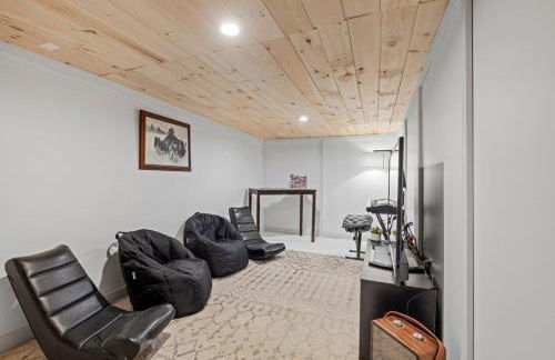 Cozy 3BR Retreat in Downtown Bethlehem - Hot Tub, Trails, Near Ski & Hike - Photo 27