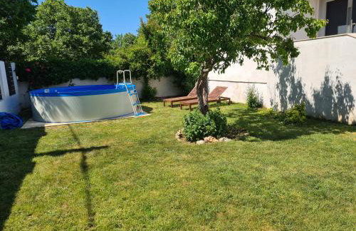 Vacation house with private pool and yard - Photo 12