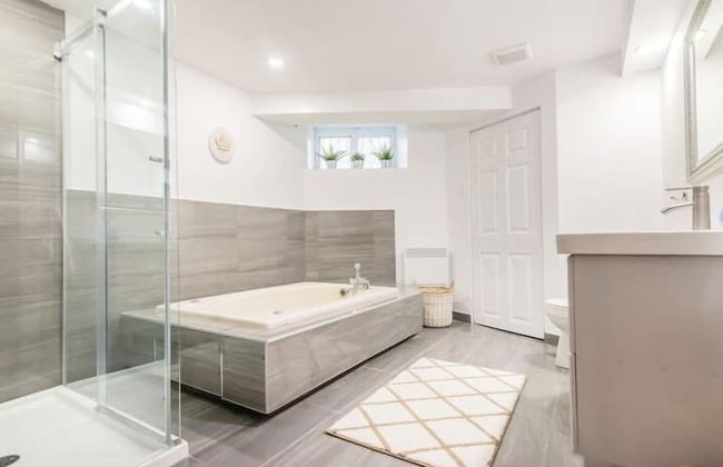 Modern Meets Rustic - 2 Bdrm Old Quebec - Photo 17