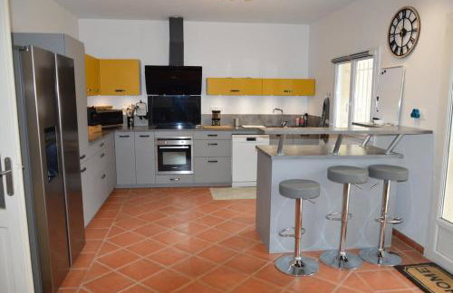 Villa wifi 8 à 10 personnes BBQ piscine situation centrale à Cuges les pins Sainte Baume 2km OK Corral 20km Marseille centre 20km Var - Foto 5