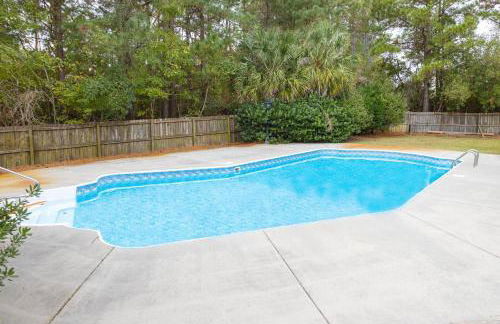 Exquisite home with pool, enclosed yard, fireplace, central AC, & washer/dryer - Foto 35