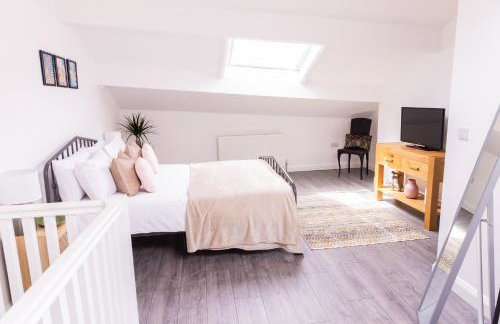 Hebden Bridge Haven - Stylish, Cosy, Canal Side, Pet Friendly - Photo 14