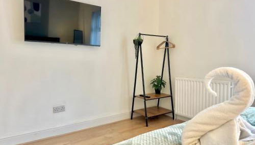 Central 4 Bed Home, FreeParking, 5TVs, Superfast WiFi - Foto 3, wardrobe