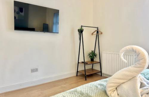 Central 4 Bed Home, FreeParking, 5TVs, Superfast WiFi - Photo 3